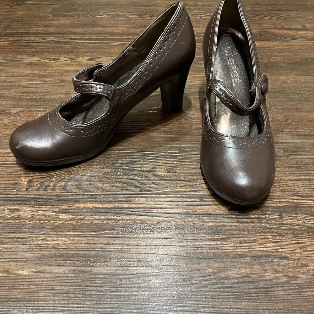 Buy 1 get 1 50% off George heels EUC